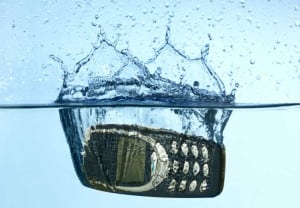 ¿Qué hacer si mojas tu celular?