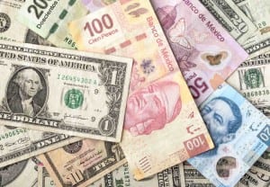 dolares y encima se ven billetes de distintas cantidades 