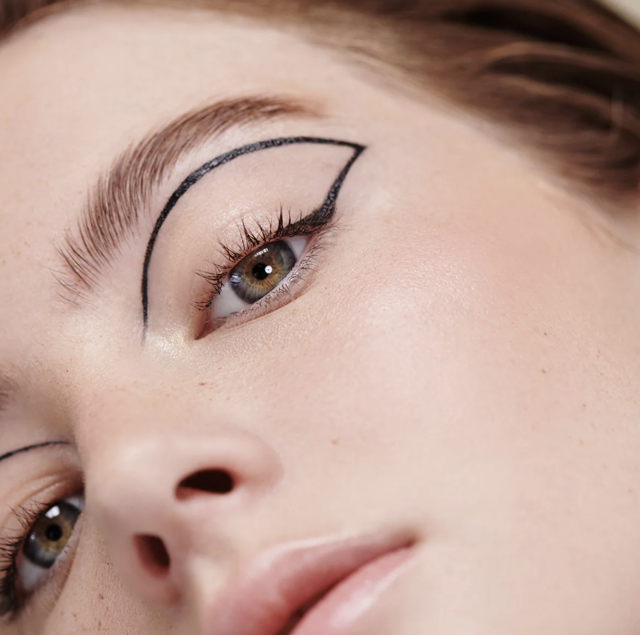 eye liner geométrico