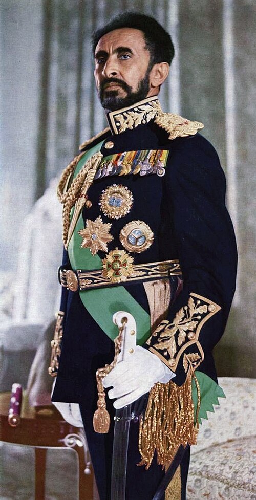 estaciones del metro de la cdmx Haile_Selassie_in_full_dress